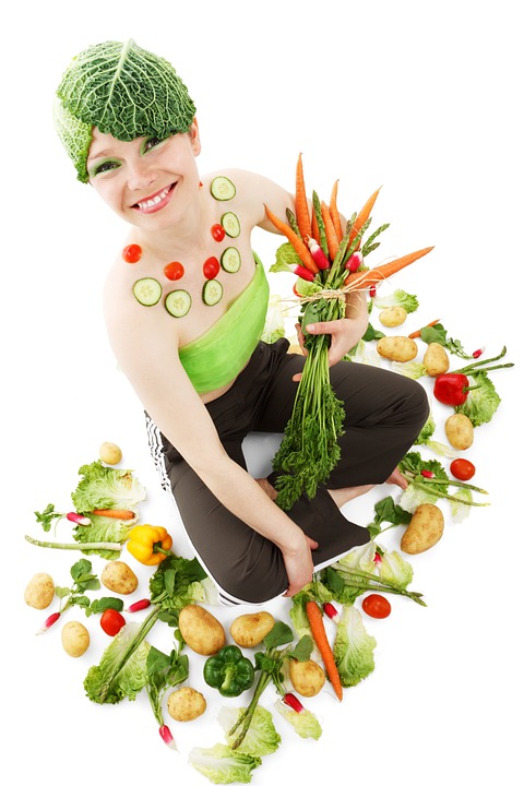 веселая девушка держит овощи и фрукты