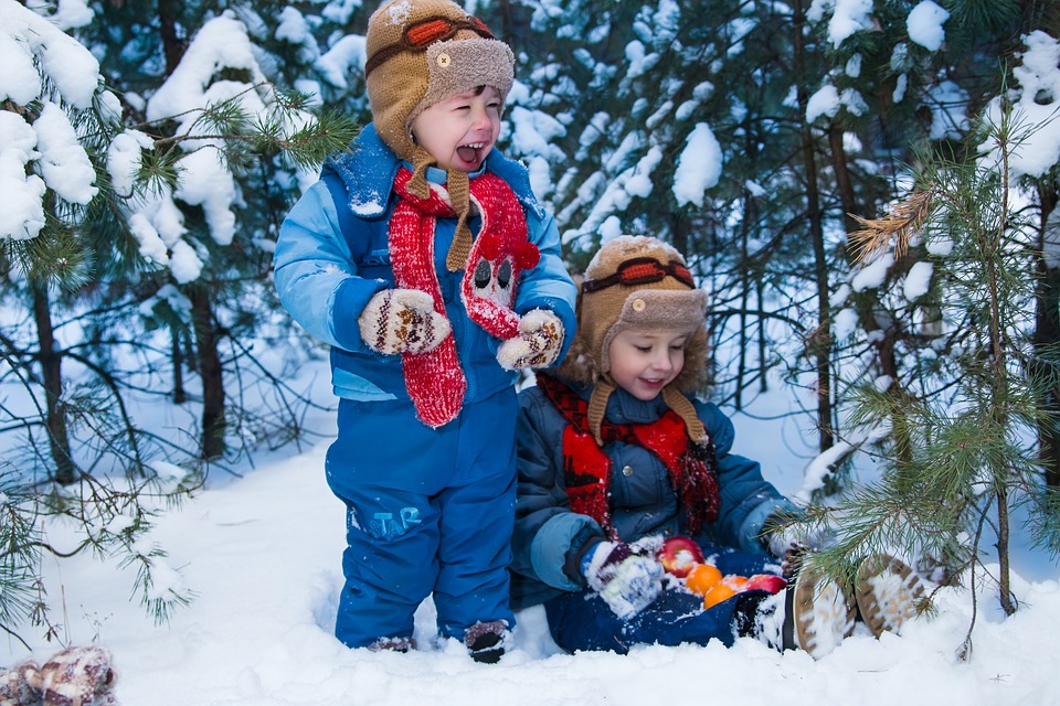 дети играют зимой в лесу