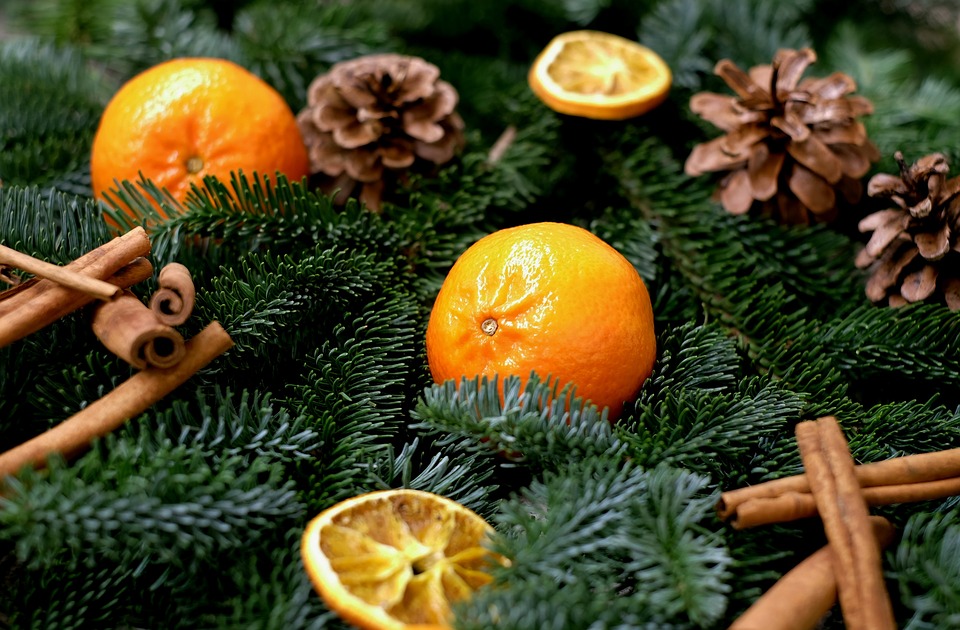 мандарины и апельсины в новогоднем декоре