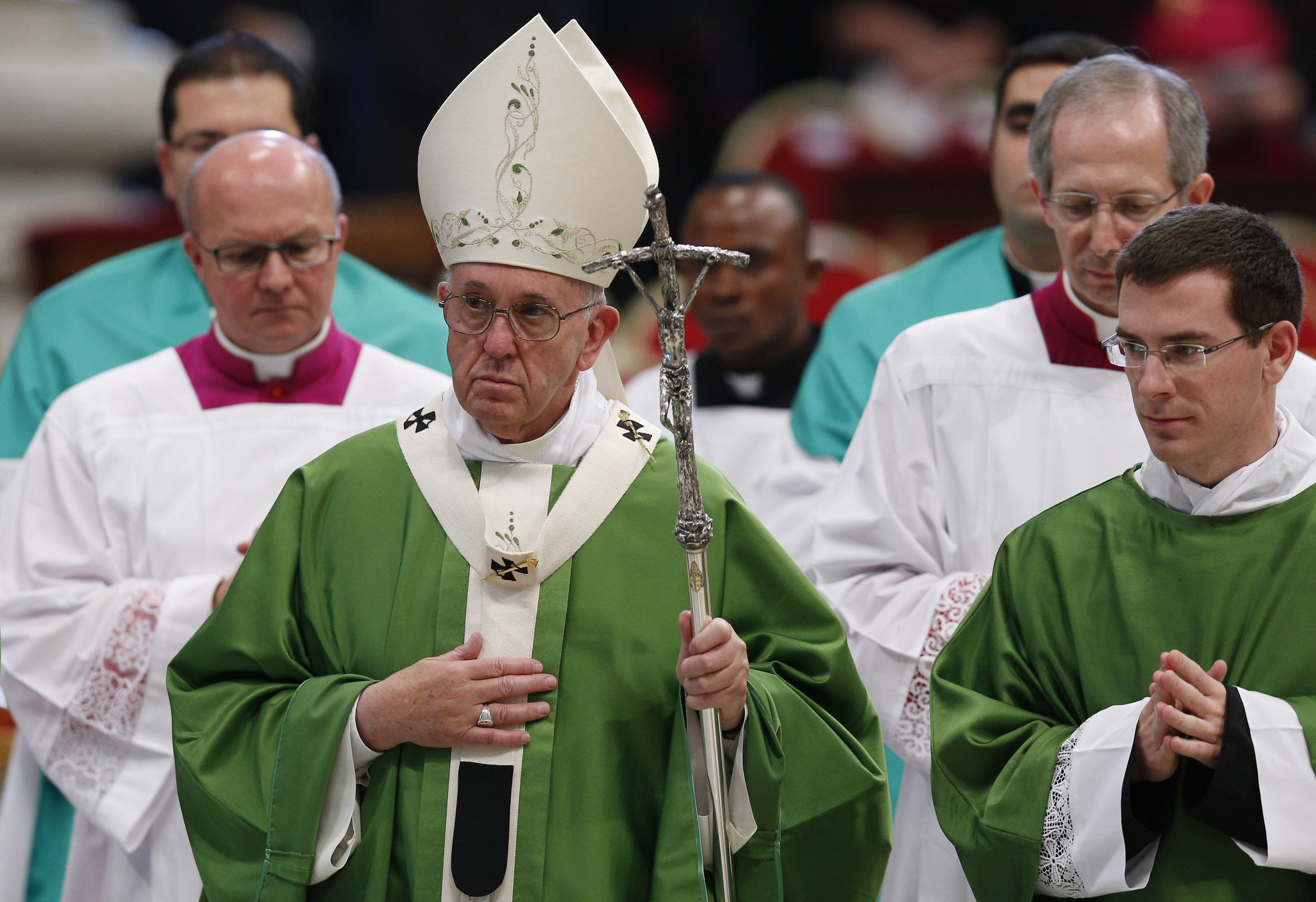 католические священники в зеленом