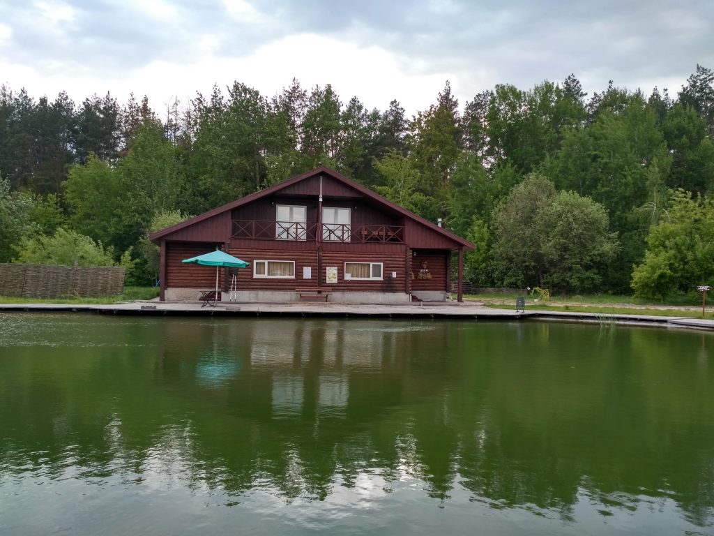 дом на берегу озера