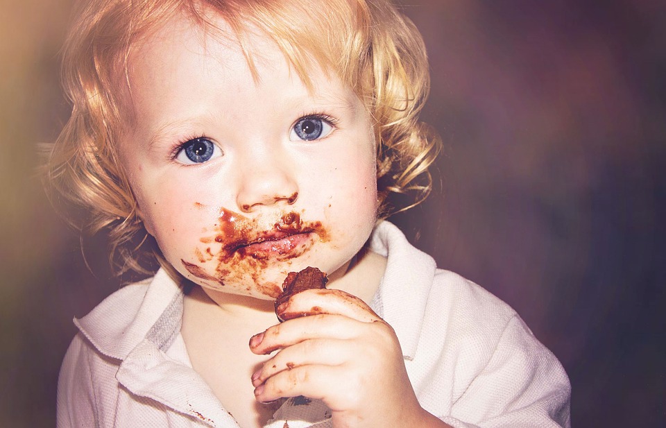 малыш кушает шоколад