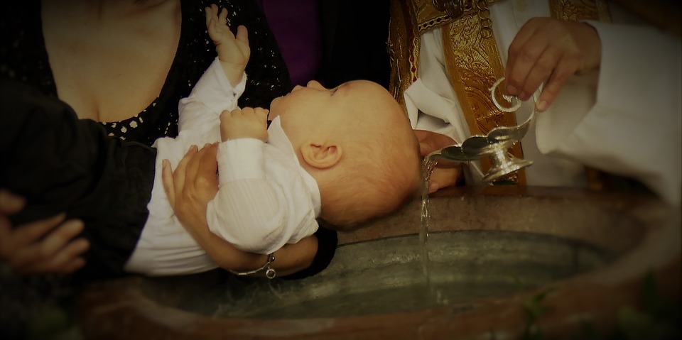 ребенка крестят в храме