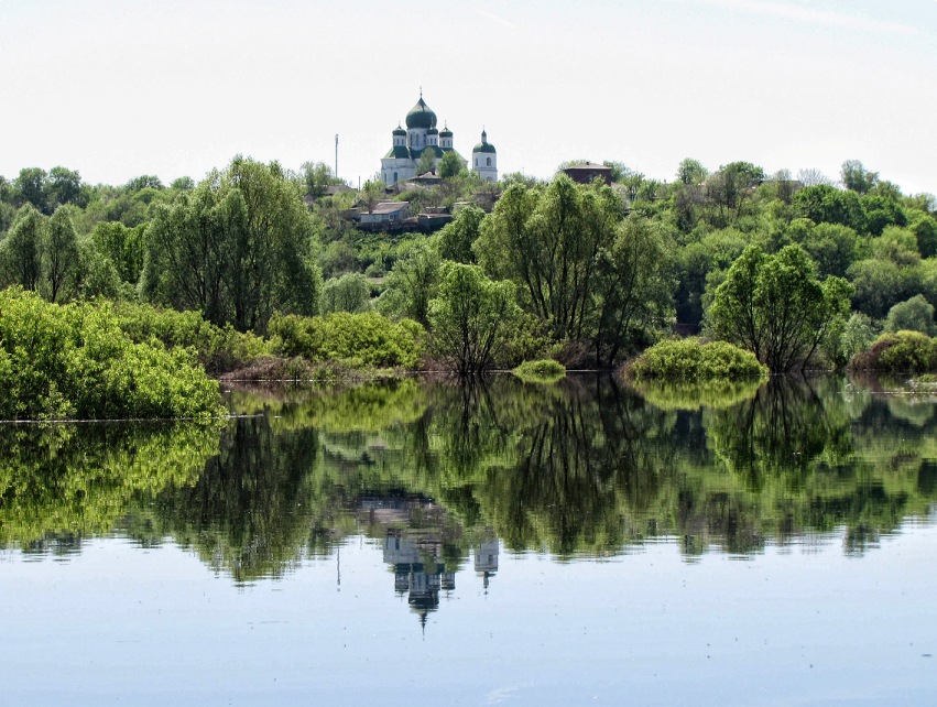 Новгород-Северский стоит на Десне