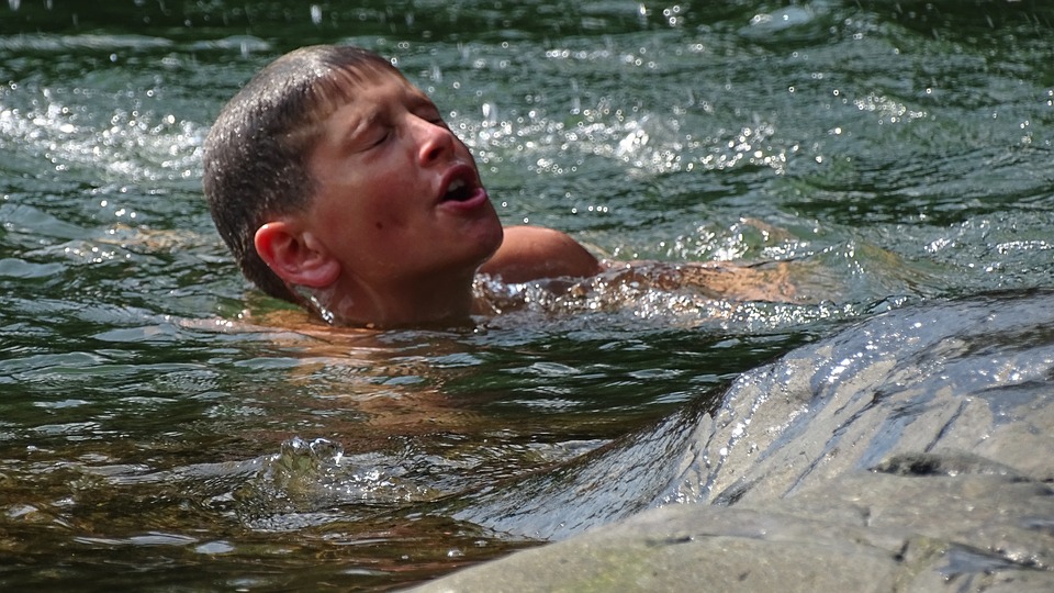 мальчик купается в озере