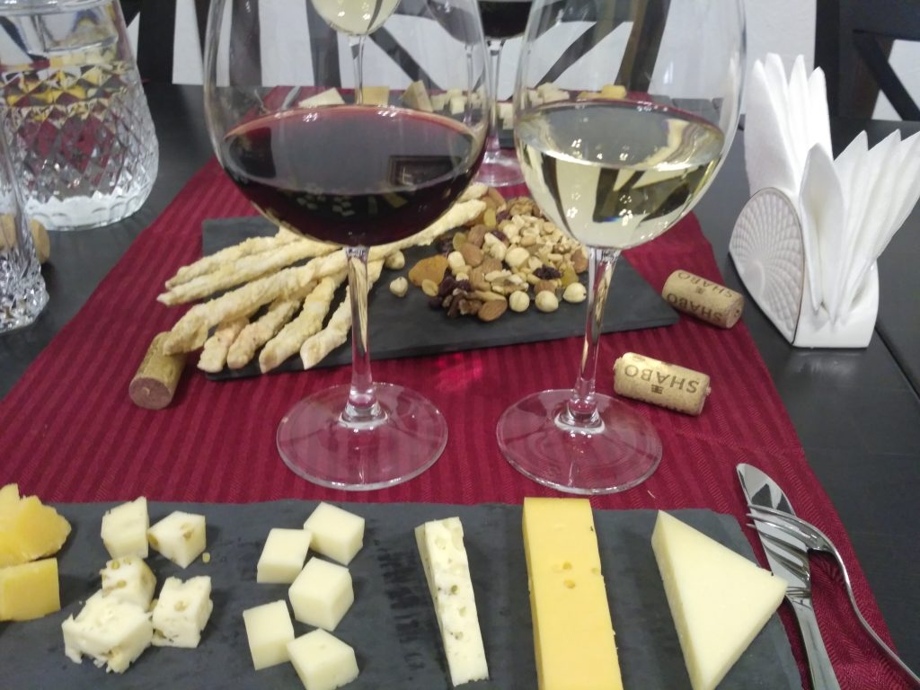сыр и вино на дегустации
