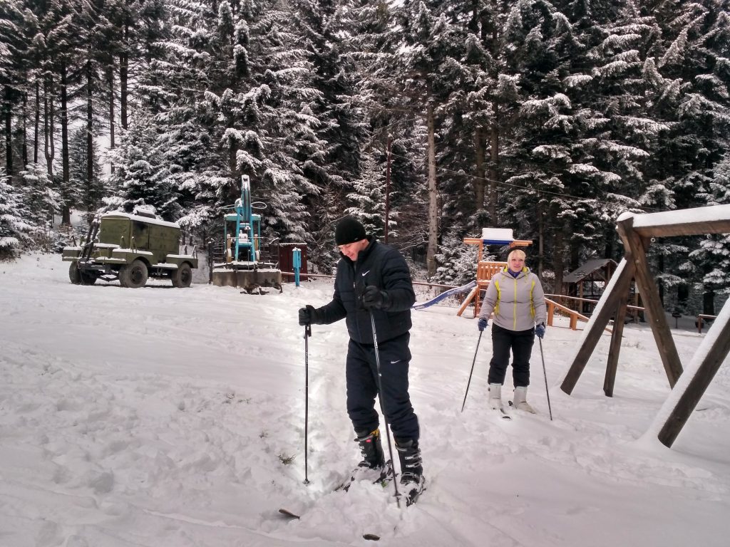 туристы катаются на лыжах