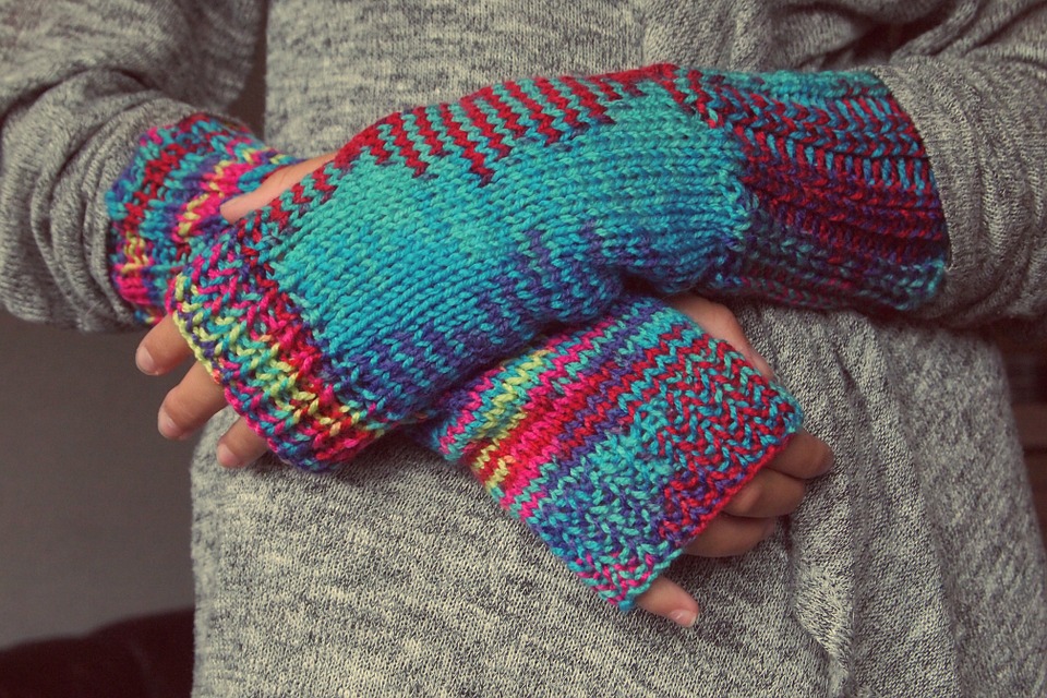 перчатки и свитер из шерсти
