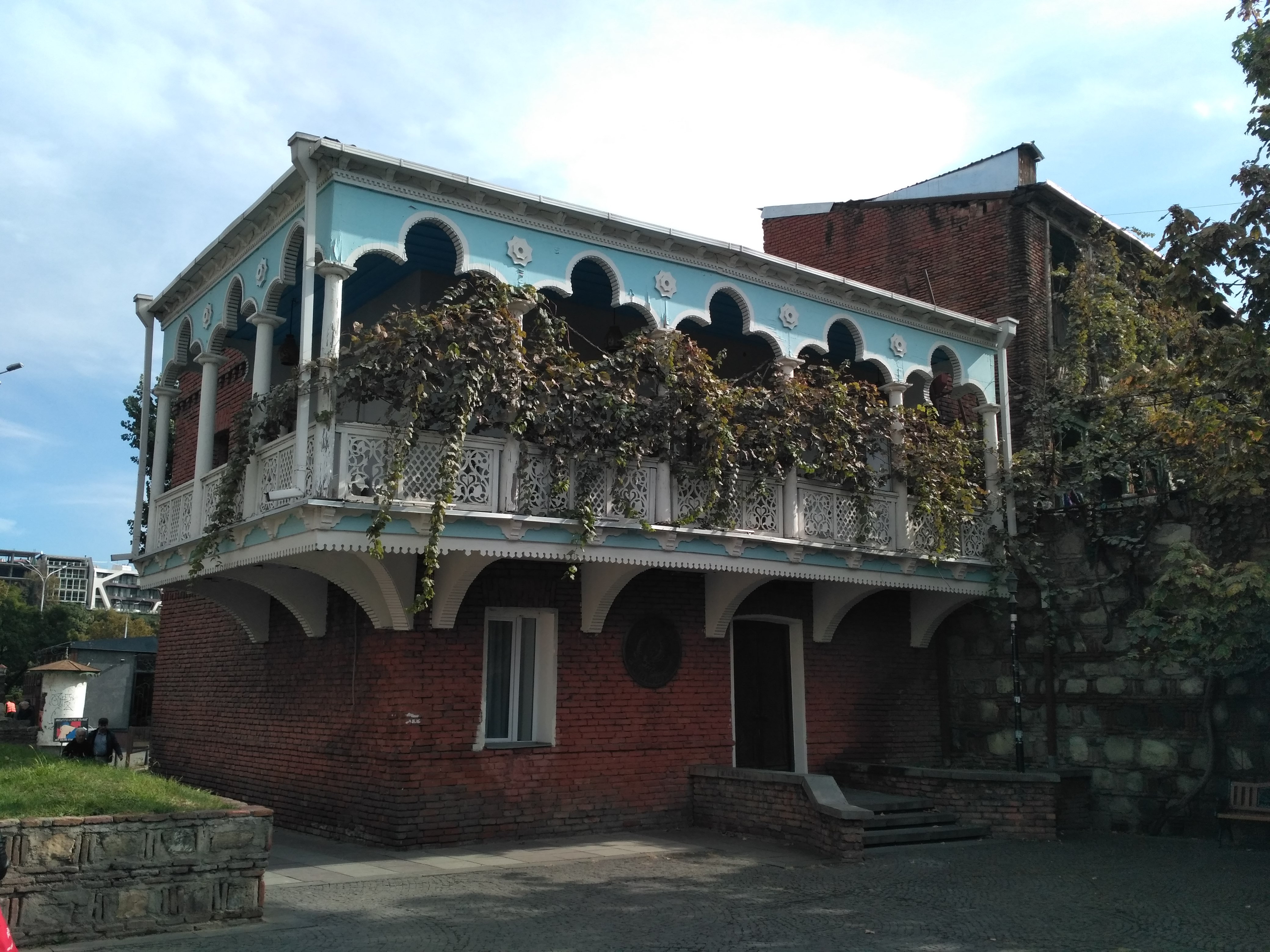 дом с балконом в старом городе Тбилиси