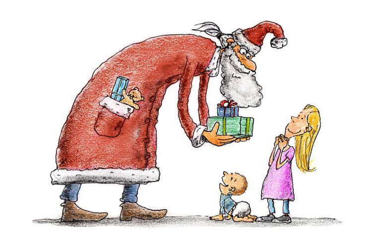 Дед Мороз дарит детям подарки