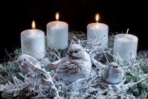 венок Адвента с белыми свечами