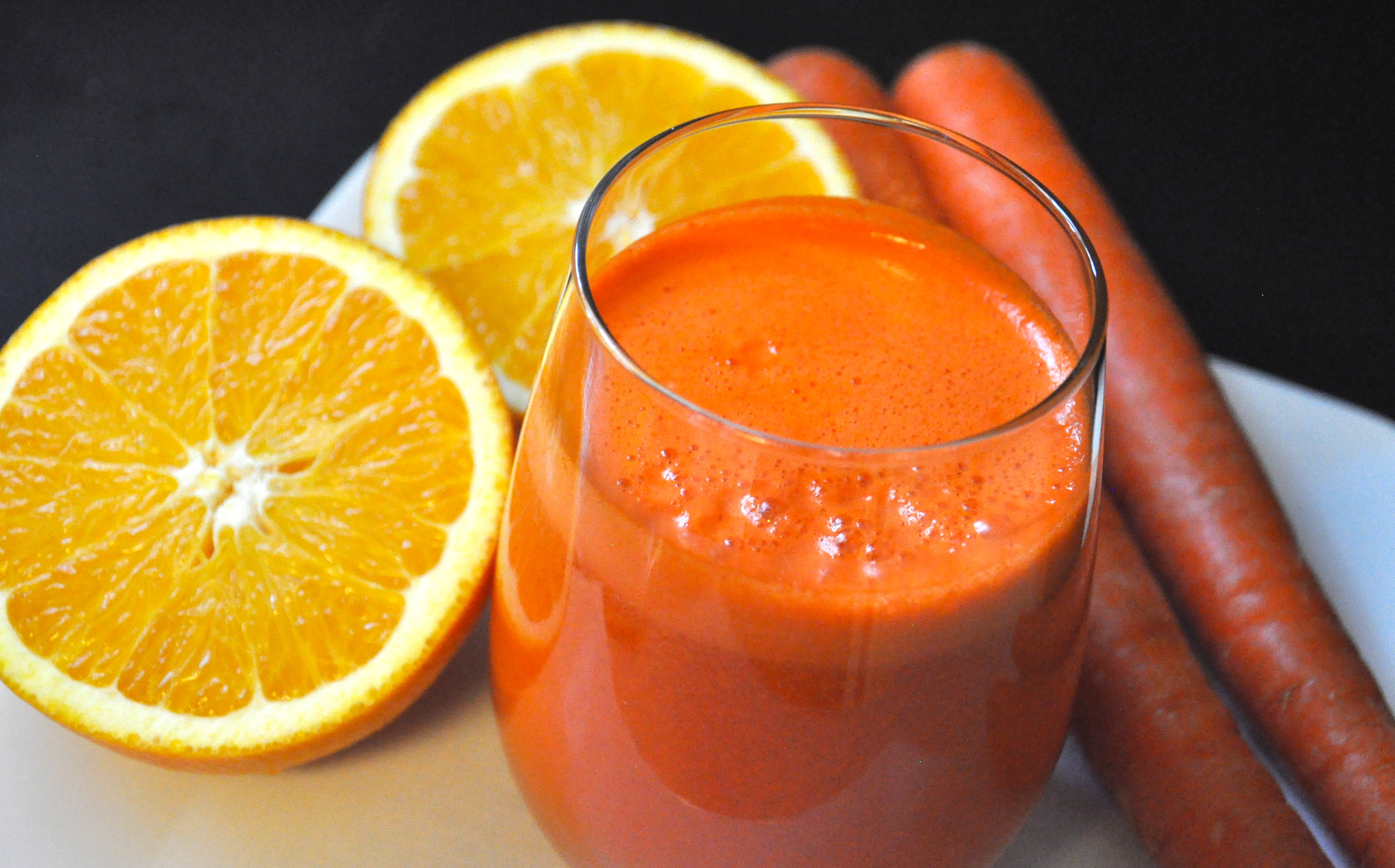 Сок из замороженных апельсинов в домашних условиях. Апельсин - грейпфрутовый сок. Апельсиново морковный смузи. Морковный сок с апельсином. Сок апельсин морковь.