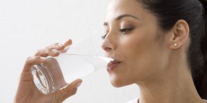 женщина пьет воду