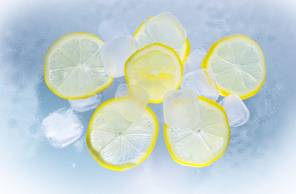 лимоны и кубики льда