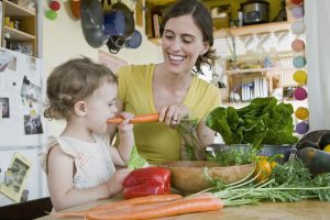 мама с ребенком едят овощи