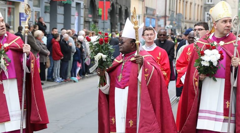 католические священники в розовом