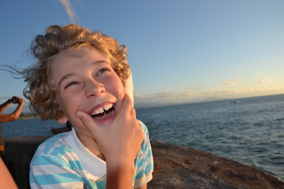 мальчик смеется на пляже