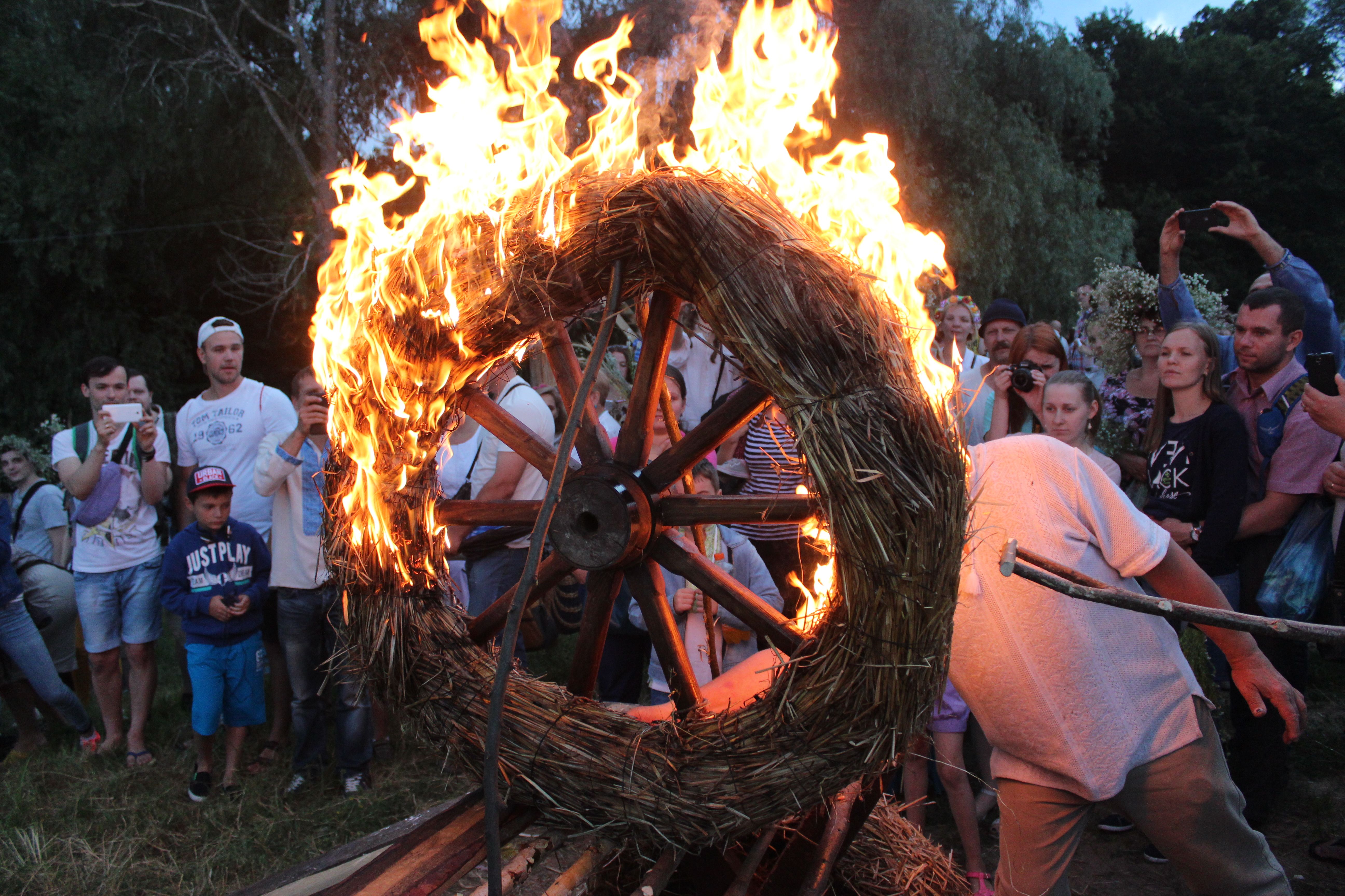 огненное колесо на празднике Ивана Купала