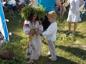 мальчик и девочка в украиских костюмах на празднике Ивана Купала