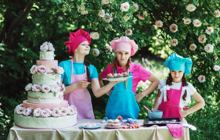 Девочки отмечают международный день торт