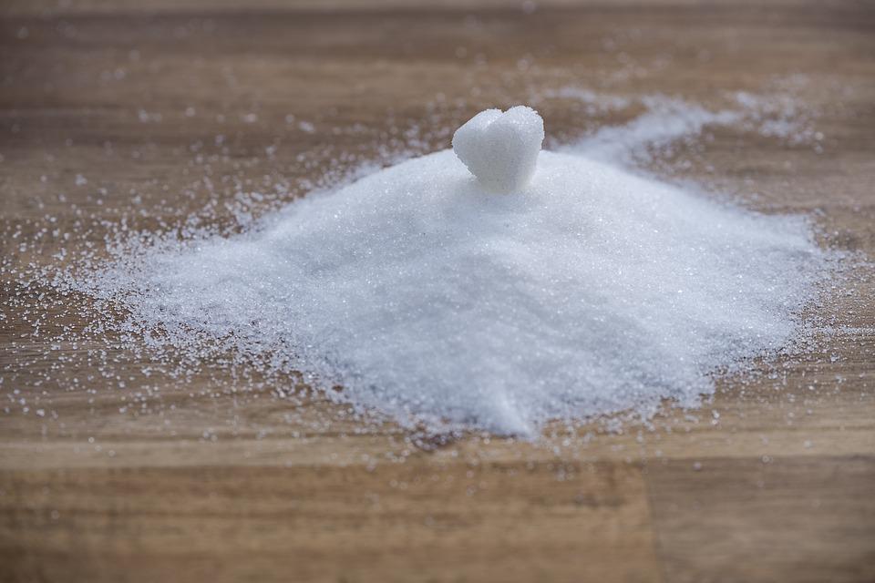 сахар песок на столе