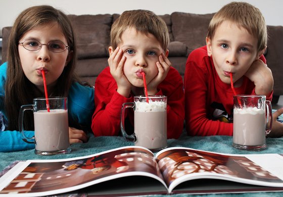 три ребенка пьют молочный коктейль