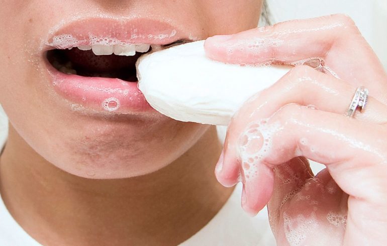 женщина берет мыло в рот