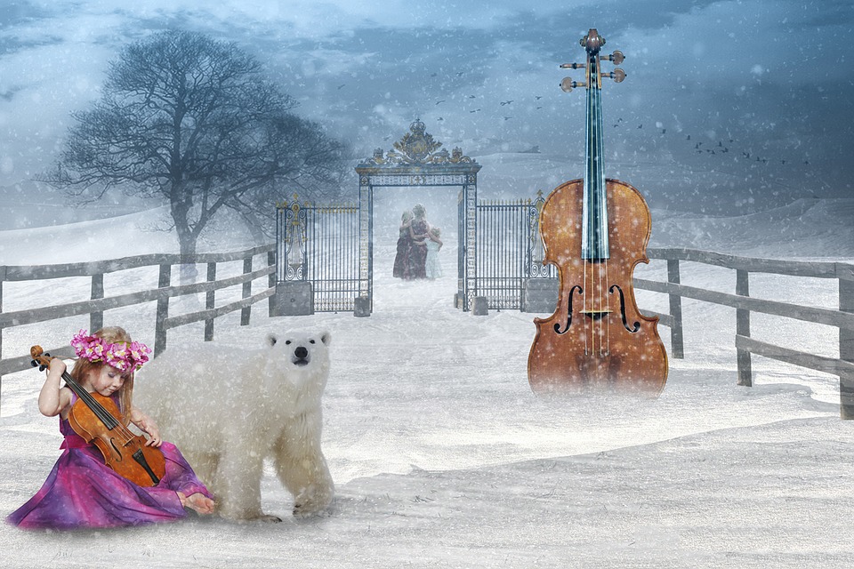 девочка играет на скрипке зимой с белым медведем