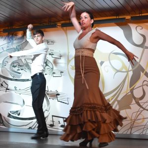мужчина и женщина танцуют фламенко
