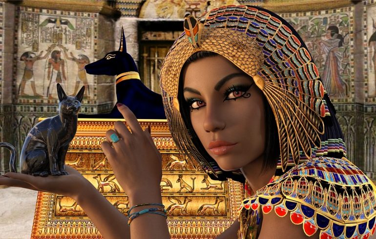 египтянка с браслетом и котами