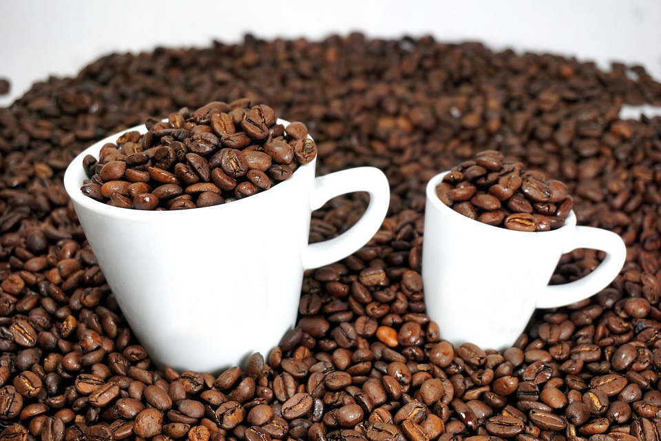 чашки с кофейными зернами