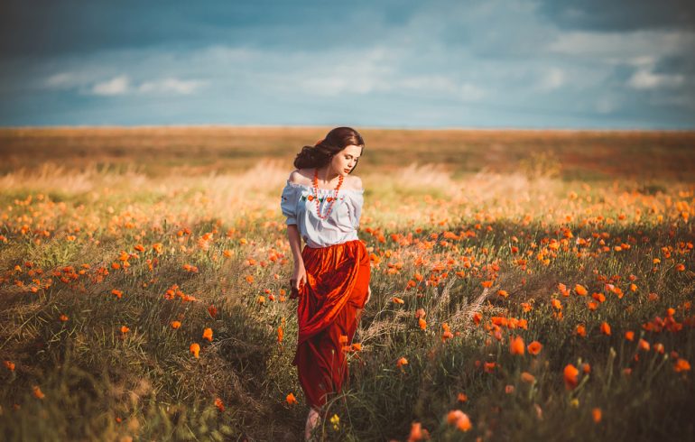 украинская девушка гуляет в поле