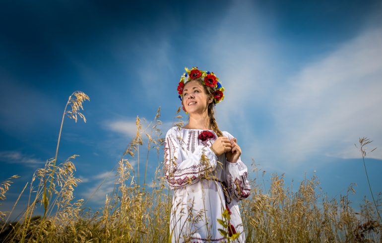 украинский венок на девушке в национальной одежде