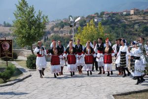 греки танцуют народный танец