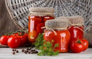 Как приготовить на зиму маринованные помидоры с чесноком