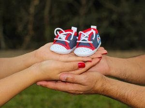 детская обувь в руках родителей