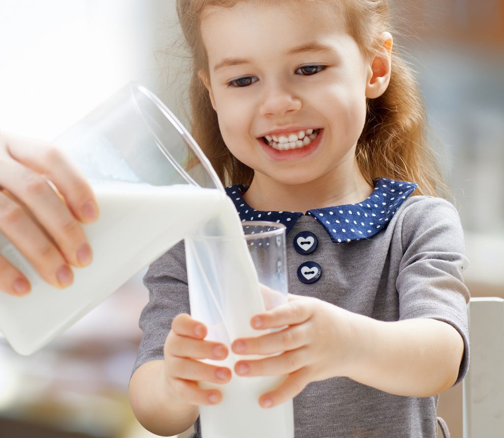 молоко полезно детям