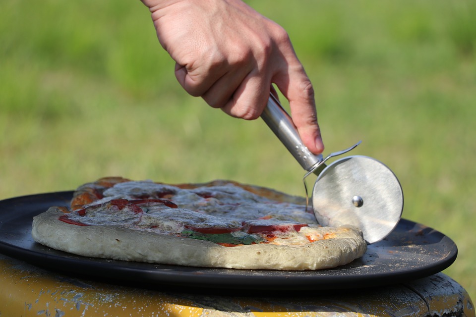 пиццу режут специальным ножом