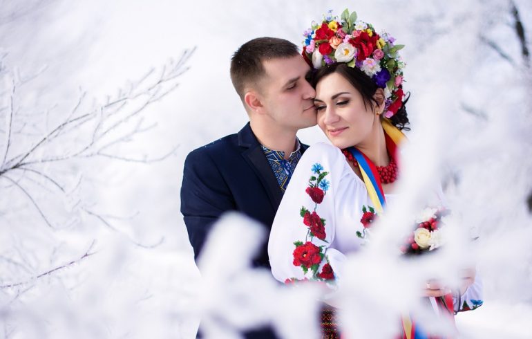парень и девушка в украинской одежде