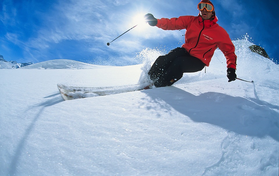 спуск на горных лыжах