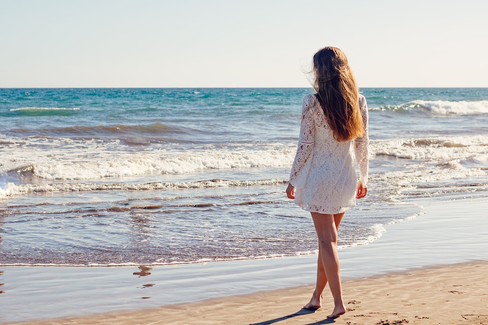 девушка летом на берегу моря