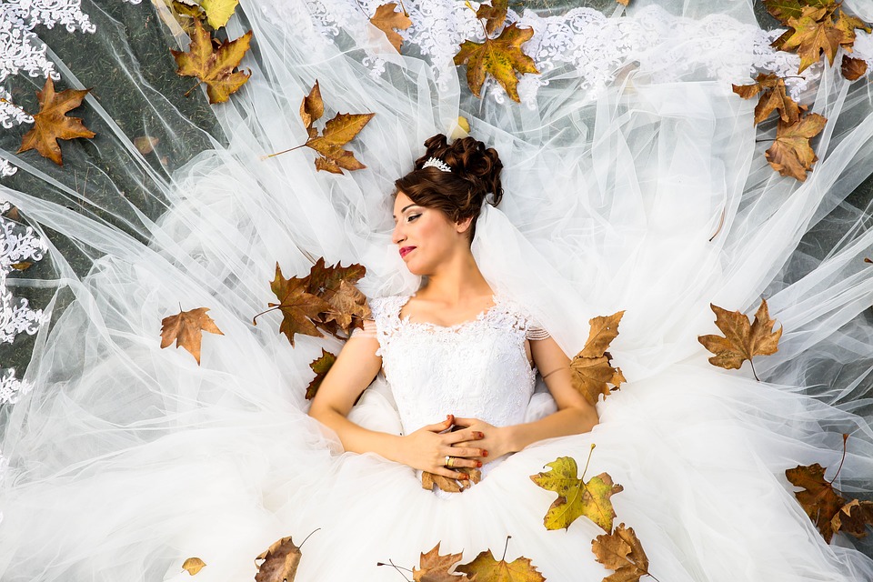 невеста в свадебном платье осенью
