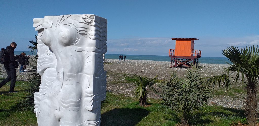 скульптура и будка спасателя на пляже в Батуми