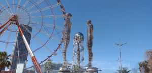 Памятник Али и Нино и колесо обозрения