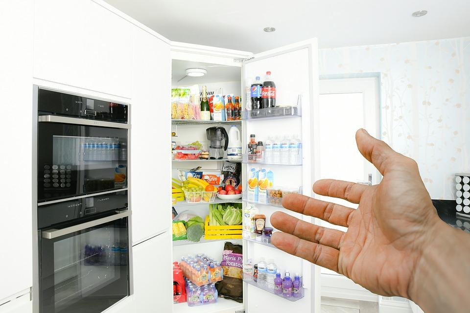 холодильник с открытой дверцей