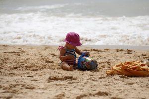 малыш играет на берегу моря