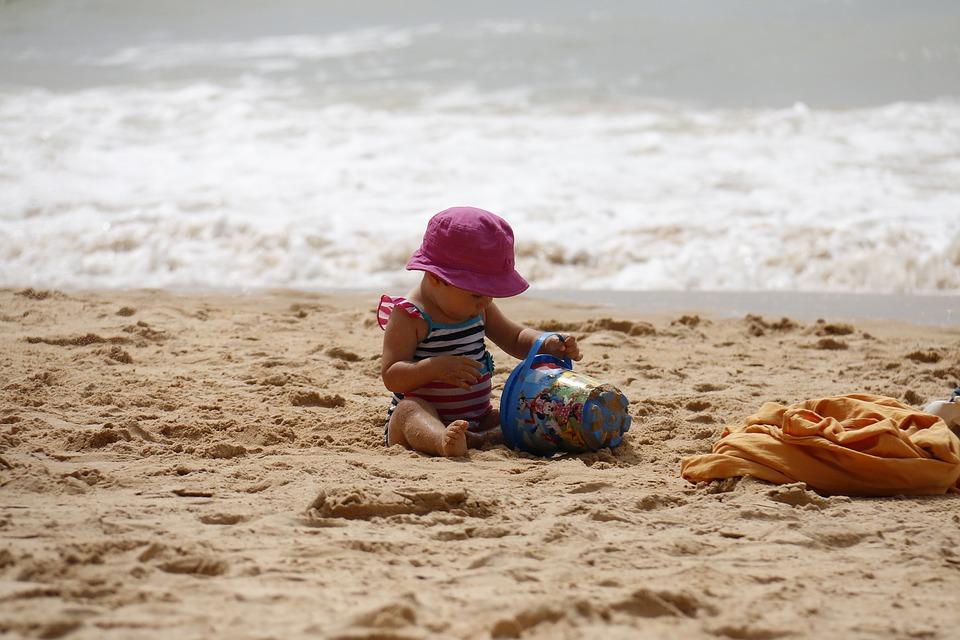 малыш играет на берегу моря 