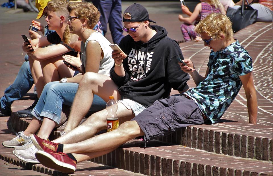 мальчики на улице со смартфонами