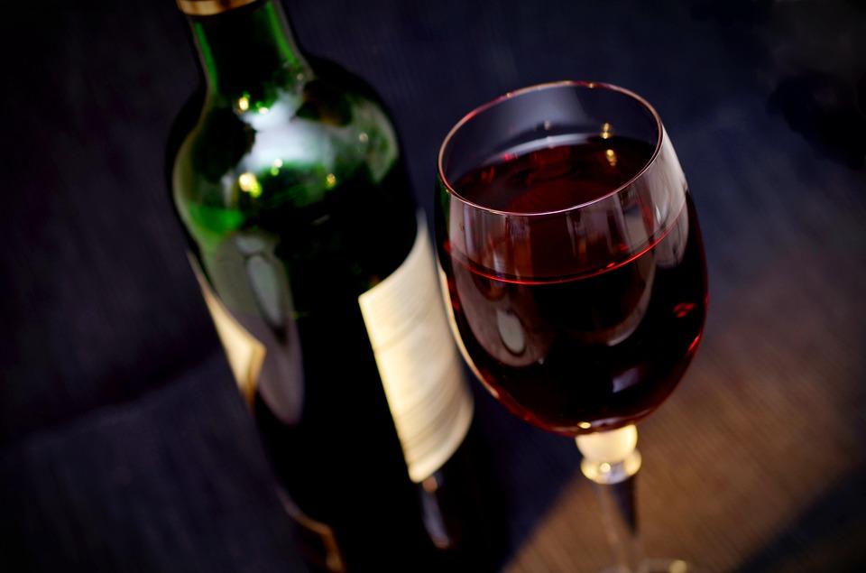 красное вино в бутылке и бокале