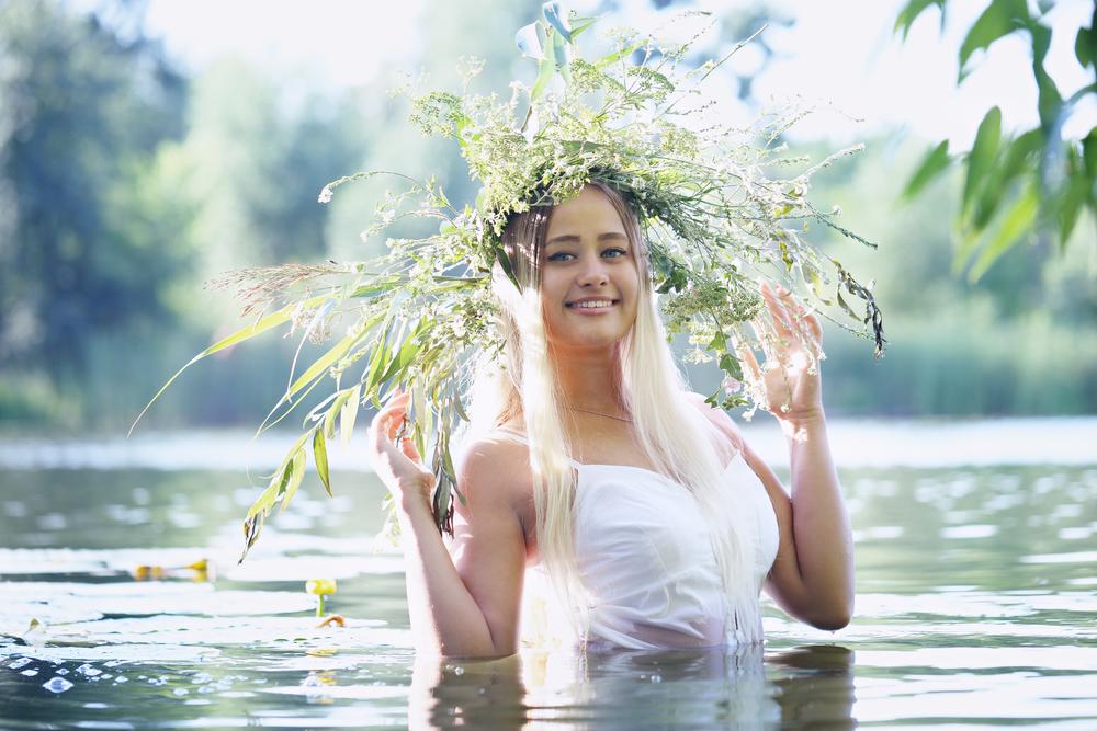 девушка в реке на празднике Ивана Купала